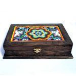 Caja con cuadro de chaquiras