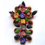 Croix en terre polychrome