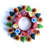Kranz aus polychromem Steingut