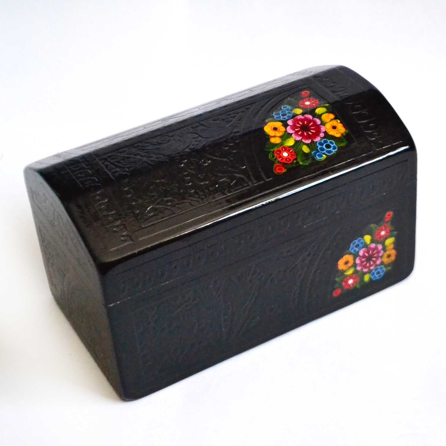 Olinala box with pincen and striped technique