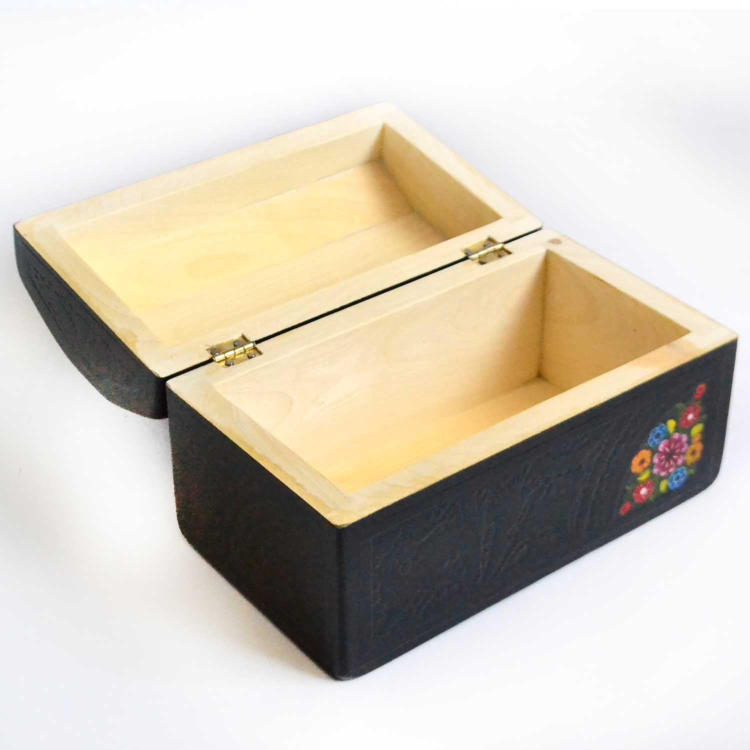 Olinala box with pincen and striped technique
