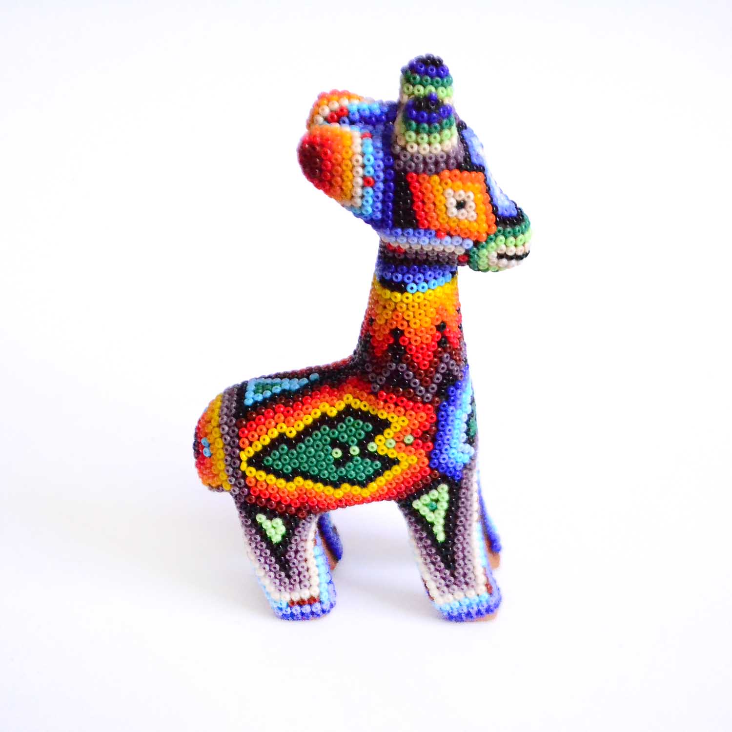 Jirafa de arte huichol