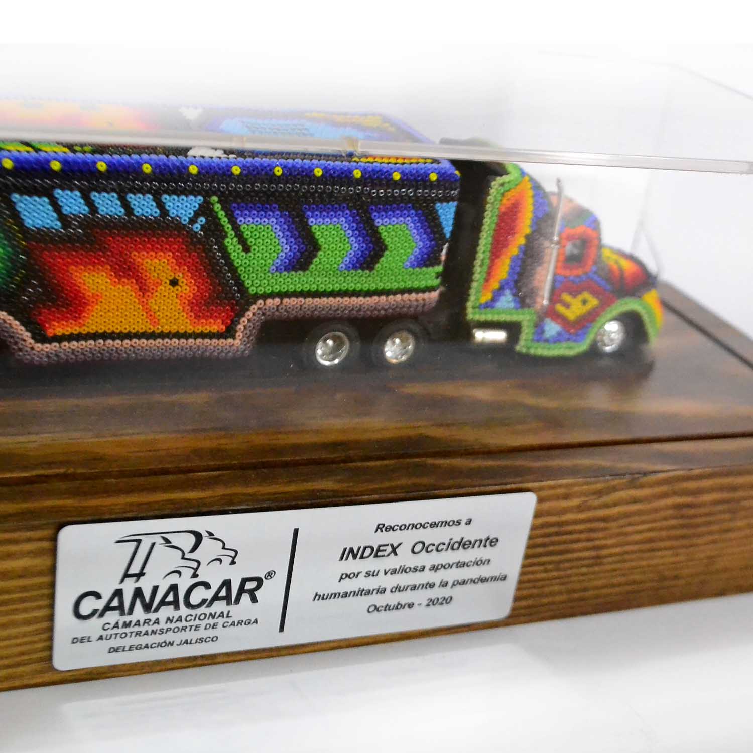 O reboque interveio com a arte Huichol