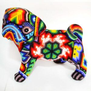 Chien carlin avec intervention artistique Huichol