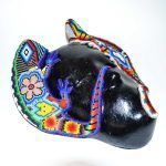 Maske mit Huichol-Kunst