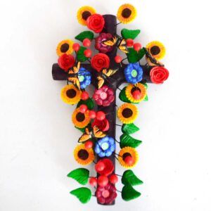 Croix en terre polychrome