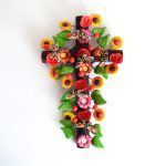 Cruz de barro policromado