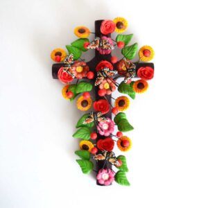 Croix en terre polychrome