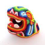 Cabeza de jaguar intervenida con arte huichol