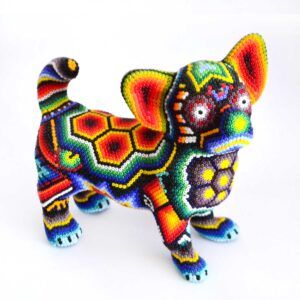 Chien chihuahua avec œuvre d'art Huichol