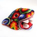 Jaguarkopf mit Huichol-Kunstwerk