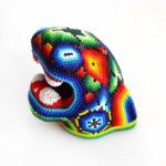 Cabeza de jaguar con arte huichol